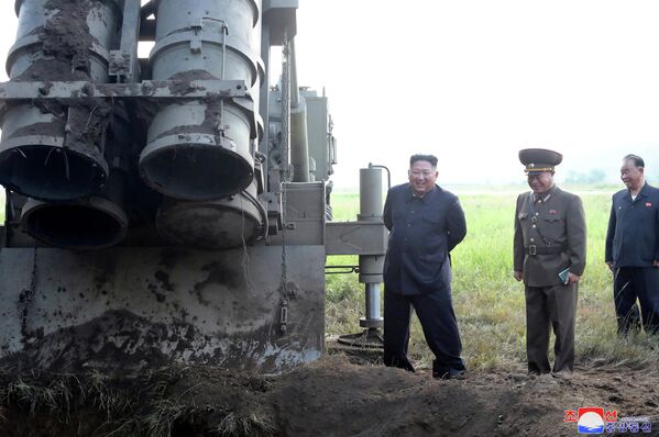 Северокорейский лидер Ким Чен Ын принимает участие в испытании ракетной пусковой установки