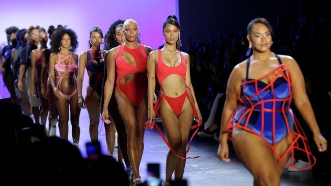 Модели на показе Chromat в Нью-Йорке