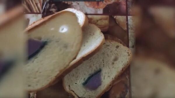 СМИ: житель Подмосковья купил хлеб с губкой внутри