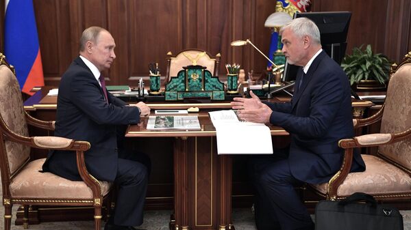 Владимир Путин и руководитель Федерального медико-биологического агентства Владимир Уйба во время встречи