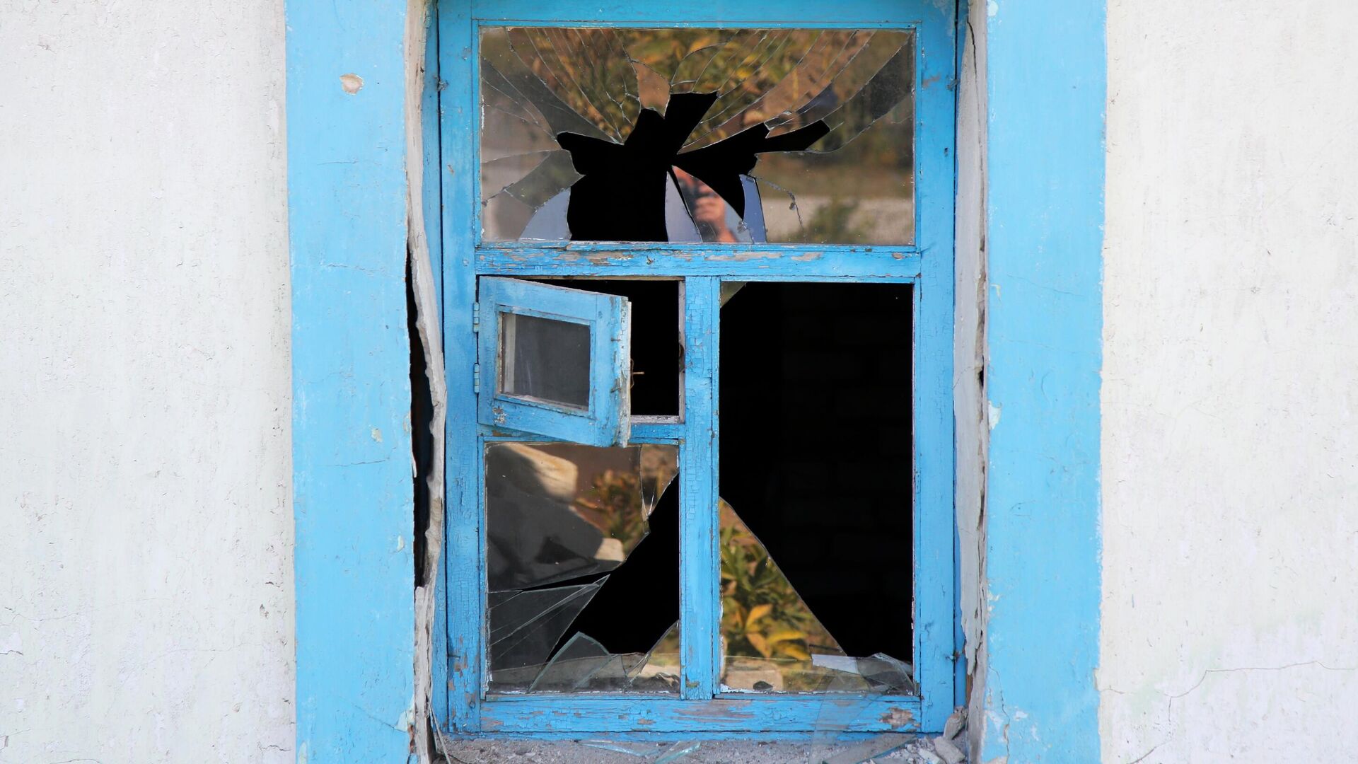 Окно, поврежденное в результате артобстрела украинскими силовикам поселка Яковлевка в ДНР - РИА Новости, 1920, 28.07.2022