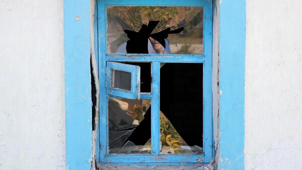 Окно, поврежденное в результате артобстрела украинскими силовикам поселка Яковлевка в Донецкой области