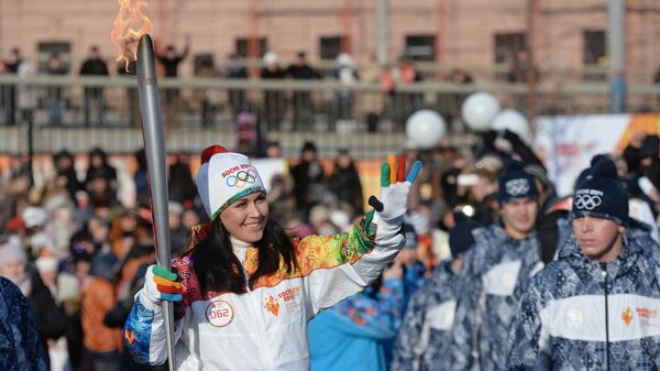 Актриса Анастасия Заворотнюк во время эстафеты Олимпийского огня в Астрахани