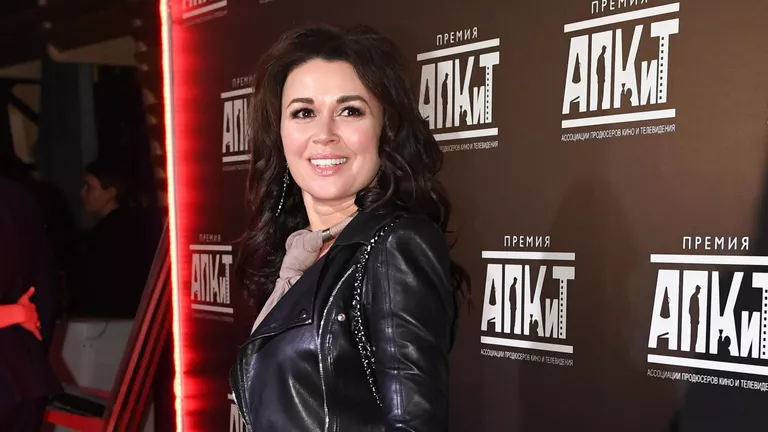 Актриса Анастасия Заворотнюк на церемонии вручения V Премии Ассоциации продюсеров кино и телевидения в Москве Актриса Анастасия Заворотнюк на церемонии вручения V Премии Ассоциации продюсеров кино и телевидения в Москве