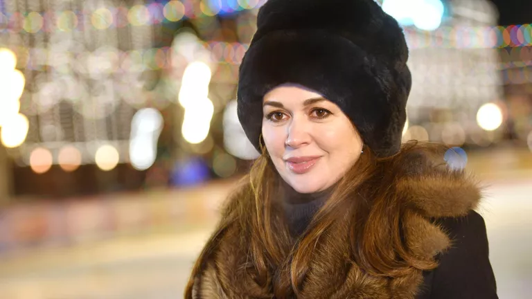 Актриса Анастасия Заворотнюк на открытии ГУМ-катка на Красной площади в Москве Актриса Анастасия Заворотнюк на открытии ГУМ-катка на Красной площади в Москве