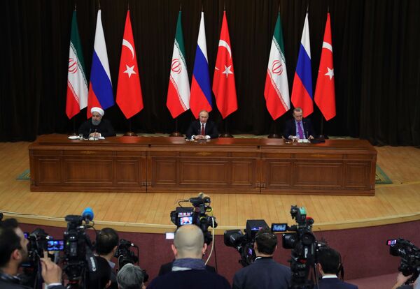 Президент РФ Владимир Путин, президент Ирана Хасан Рухани и президент Турции Реджеп Тайип Эрдоган во время совместного заявления для прессы по итогам встречи. 22 ноября 2017 Президент РФ Владимир Путин, президент Ирана Хасан Рухани и президент Турции Реджеп Тайип Эрдоган во время совместного заявления для прессы по итогам встречи. 22 ноября 2017