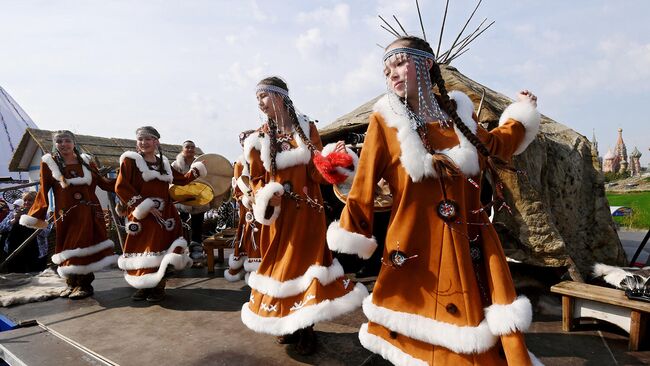 Девушки в национальных костюмах на IV фестивале Русского географического общества в парке Зарядье в Москве