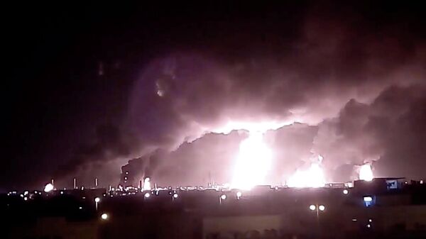 Пожар на нефтеперерабатывающем заводе Saudi Aramco после налета беспилотника