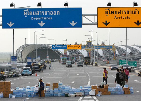 Антиправительственная акция протеста возле аэропорта Суварнабхуми в Таиланде