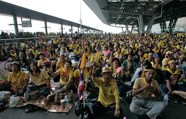 Сторонники Лимтхонгкуна во время антиправительственной акции протеста в аэропорту Суварнабхуми в Таиланде