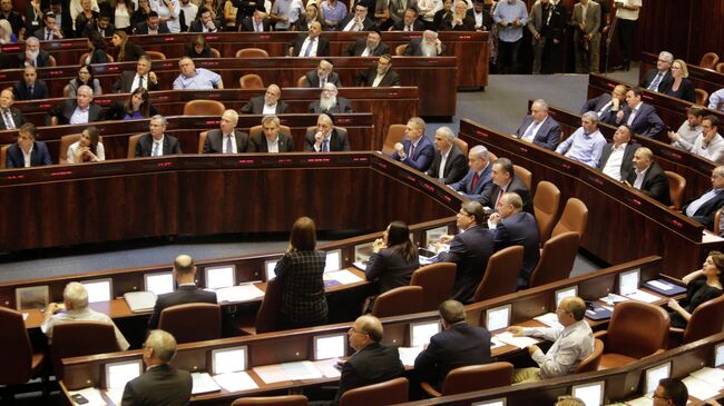 Министры и парламентарии Израиля перед голосованием в Кнессете