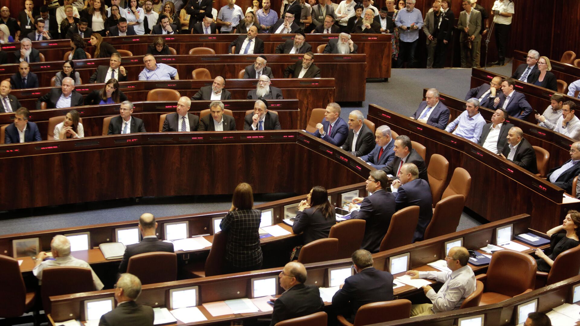 Министры и парламентарии Израиля перед голосованием в Кнессете. 29 мая 2019  - РИА Новости, 1920, 22.06.2022
