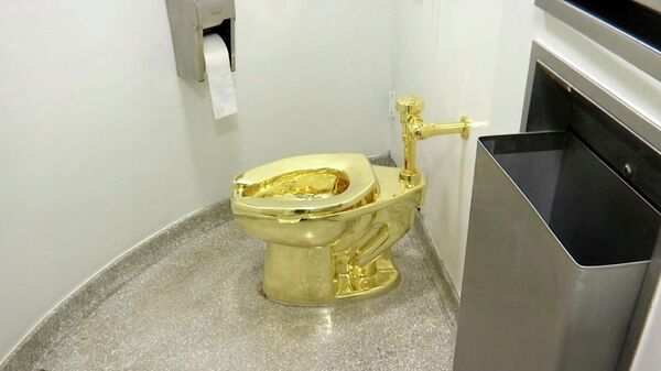Туалет из чистого золота, сделанный итальянским художником Маурицио Каттеланом