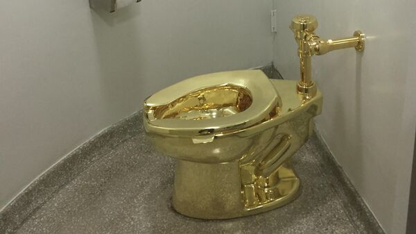 Туалет из чистого золота, сделанный итальянским художником Маурицио Каттеланом