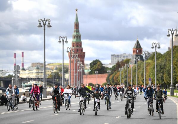 Участники Московского осеннего велофестиваля во время велосипедной прогулки по Москве. 15 сентября 2019