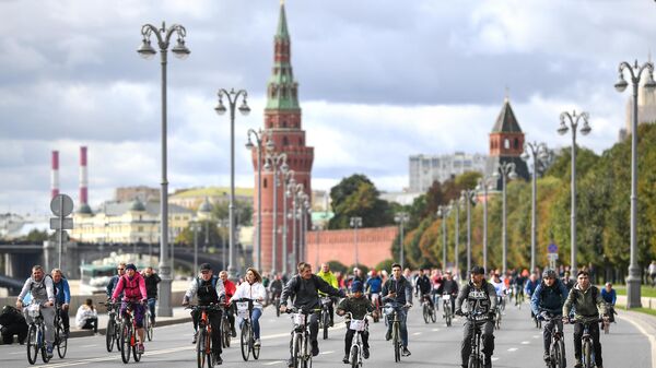 Участники Московского осеннего велофестиваля во время велосипедной прогулки по Москве. 15 сентября 2019