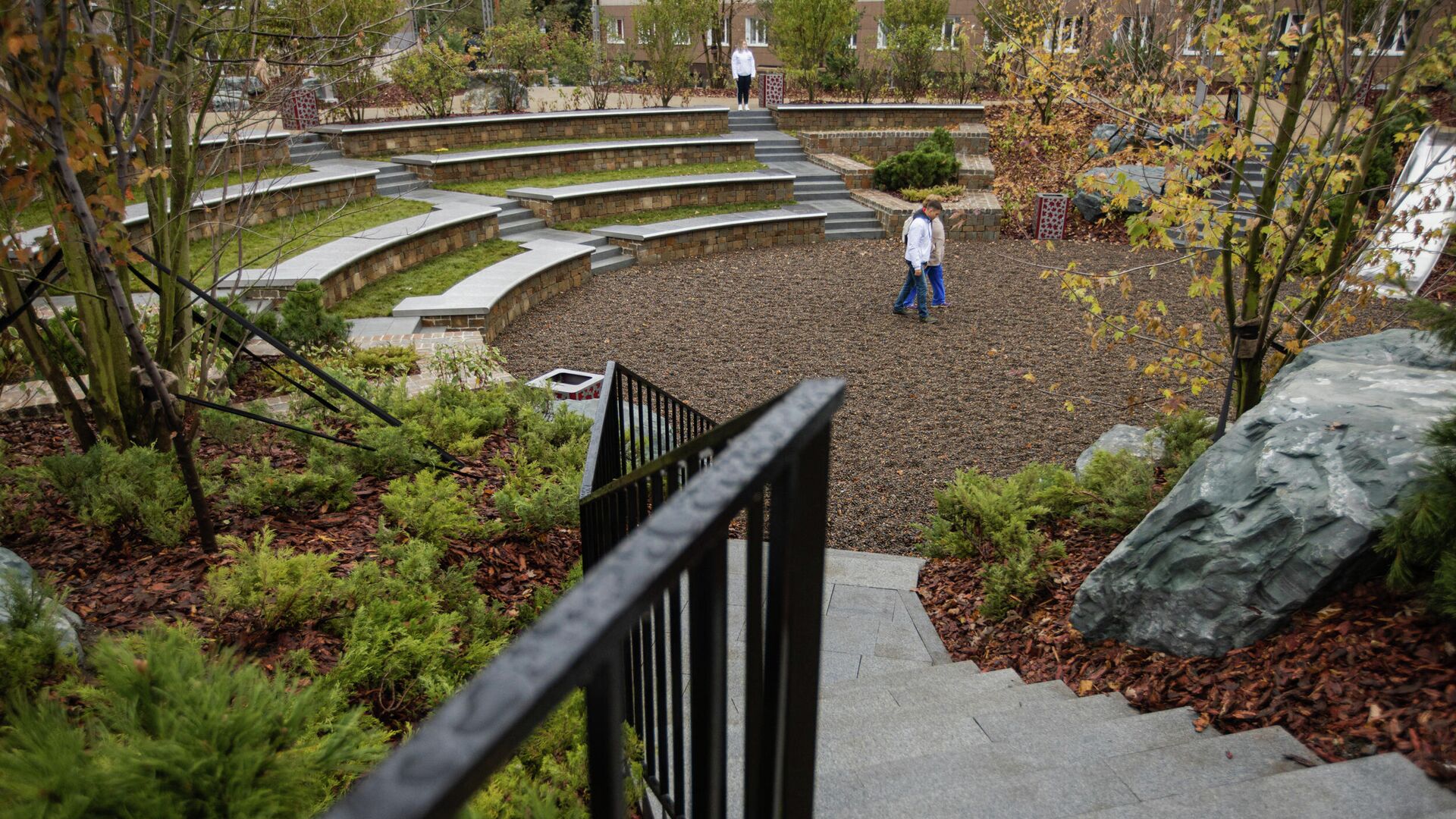 Сквер Парк ангелов, построенный в память о погибших в пожаре в торгово-развлекательном центре Зимняя вишня, в Кемерове - РИА Новости, 1920, 02.03.2025