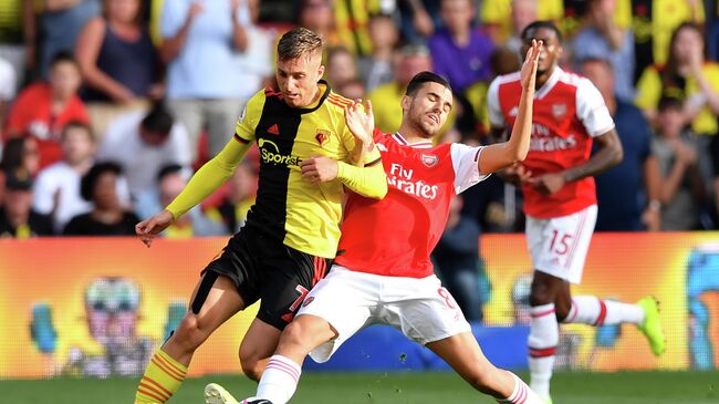 Полузащитник ФК Уотфорд Жерар Деулофеу (слева) и полузащитник ФК Арсенал Дани Себальос