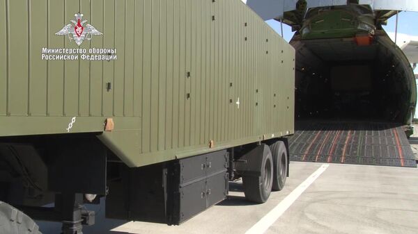 Погрузка в самолет Министерства обороны РФ компонентов зенитных ракетных комплексов С-400 Триумф, предназначенных для доставки в Турцию
