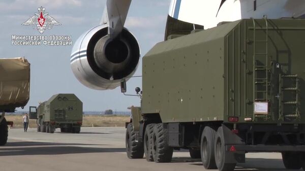 Погрузка в самолет Министерства обороны РФ компонентов зенитных ракетных комплексов С-400 Триумф, предназначенных для доставки в Турцию