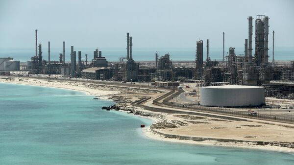 Нефтеперерабатывающий завод и нефтяной терминал компании Aramco в Саудовской Аравии