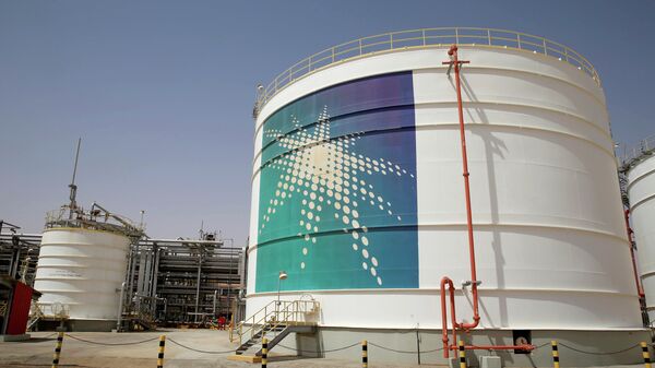 Нефтяной резервуар компании Aramco на месторождении в Саудовской Аравии