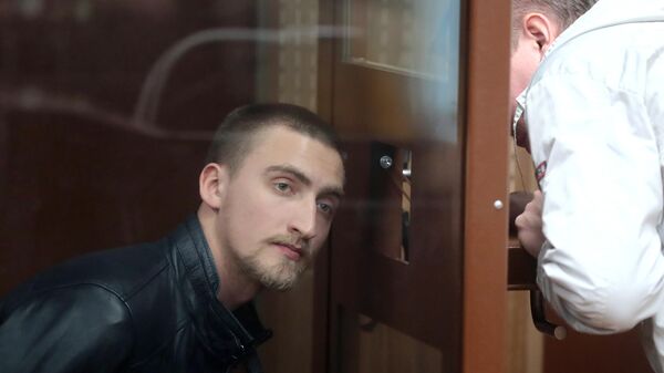 Павел Устинов, обвиняемый в нападении на бойца ОМОН в ходе несанкционированной акции протеста 3 августа, во время оглашения приговора в зале заседаний Тверского суда Москвы