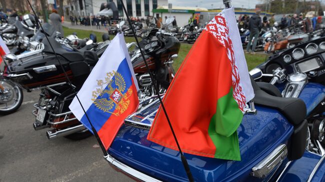 Флаги России и Белоруссии на мотоцикле в Минске