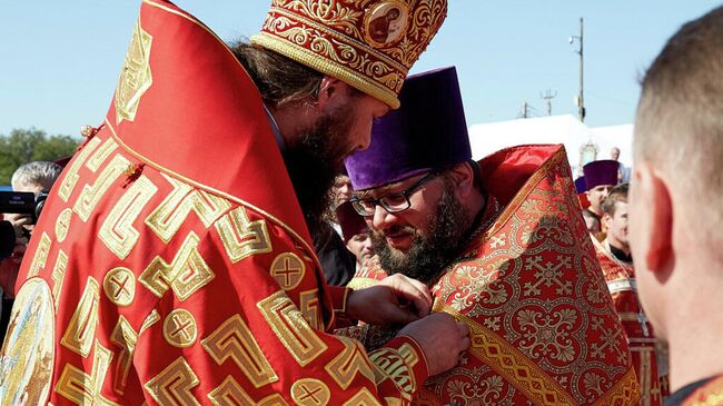 Митрополит Волгоградский и Камышинский Феодор вручает медаль священномученика Николая Попова второй степени клирику Урюпинской епархии иерею Кириллу Щеголеву