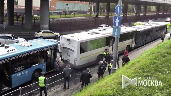 Место столкновения автобусов на Можайском шоссе в Москве