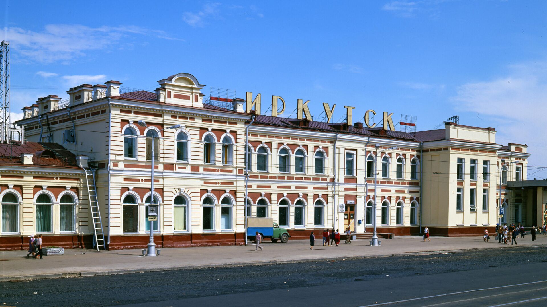 Здание железнодорожного вокзала в городе Иркутске - РИА Новости, 1920, 09.07.2021