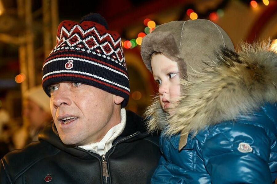 Москва. Каток на Красной Площади. Павел Буре с сыном Павлом. 2014 год