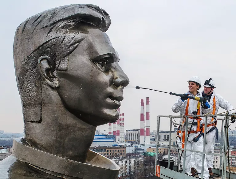 Мойка памятников в Москве после зимнего сезона
