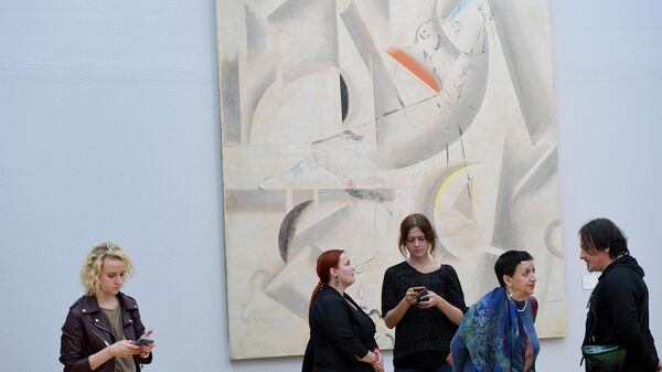 Посетители на выставке коллекционера Георгия Костаки в Третьяковской галерее на Крымском Валу 