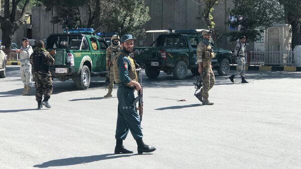 Сотрудники службы безопасности на месте взрыва в Кабуле, Афганистан. 17 сентября 2019