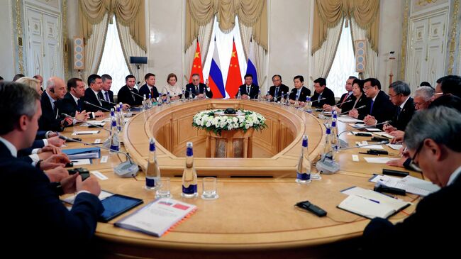 Председатель правительства РФ Дмитрий Медведев и премьер Государственного совета КНР Ли Кэцян во время встречи в Санкт-Петербурге