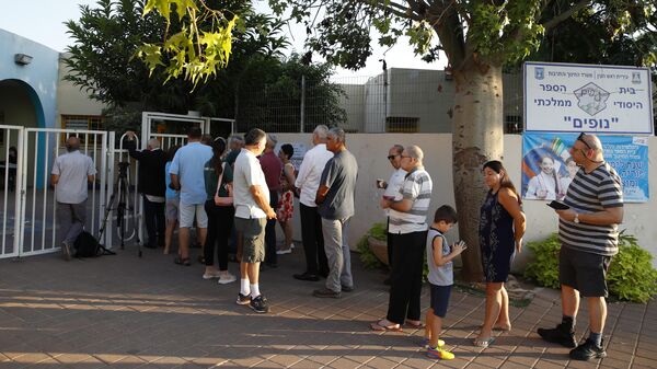Очередь возле избирательного участка во время парламентских выборов в Израиле