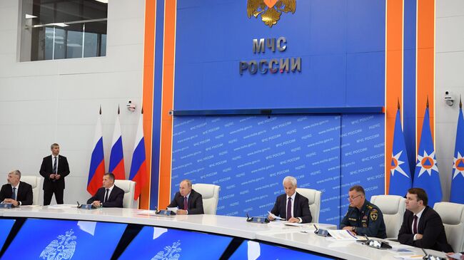 Президент России Владимир Путин в кризисном центре МЧС проводит совещание по вопросам ликвидации последствий паводков на Дальнем Востоке