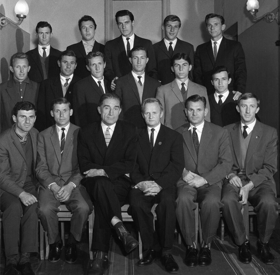 Футболисты сборной команды СССР 1961 года, главный тренер сборной СССР Гавриил Качалин (четвертый слева)