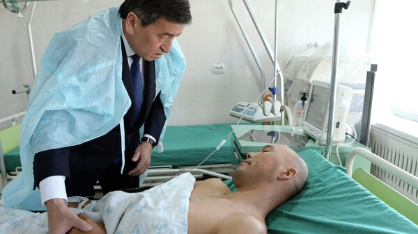 Президент Киргизии Сооронбай Жээнбеков навестил раненных в ходе конфликта на границе с Таджикистаном