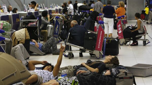 Около трех тысяч человек заблокированны в здании аэропорта Суварнабхуми в Бангкоке