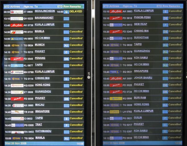 Табло с отмененными рейсами в аэропорту Суварнабхуми в Бангкоке