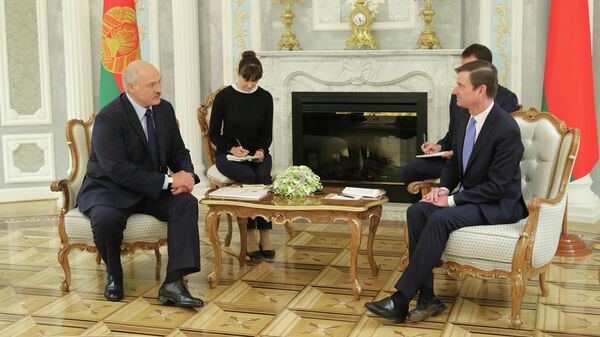 Президент Белоруссии Александр Лукашенко и заместитель государственного секретаря США по политическим вопросам Дэвид Хэйл во время встречи в Минске. 17 сентября 2019