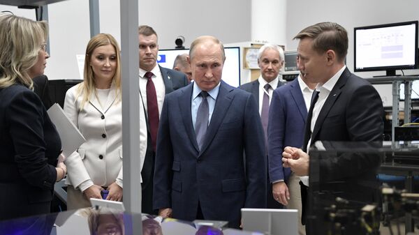 Президент РФ Владимир Путин во время осмотра выставки перед началом заседания наблюдательного совета Агентства стратегических инициатив