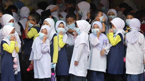 Школьники в Куала-Лумпуре во время задымления из-за лесных пожаров