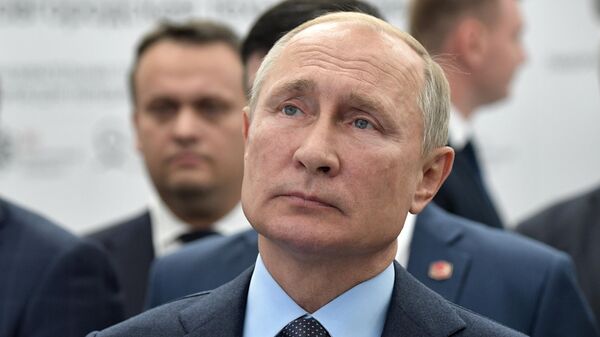 Президент РФ Владимир Путин во время осмотра выставки перед началом заседания наблюдательного совета Агентства стратегических инициатив