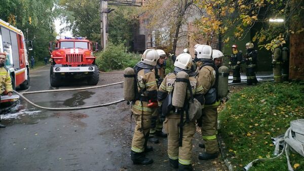 Пожарные на территории завода ВИЗ-Сталь в Екатеринбурге