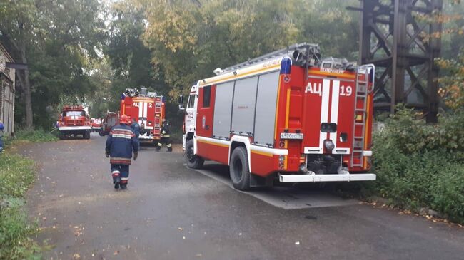 Пожарные на территории завода ВИЗ-Сталь в Екатеринбурге