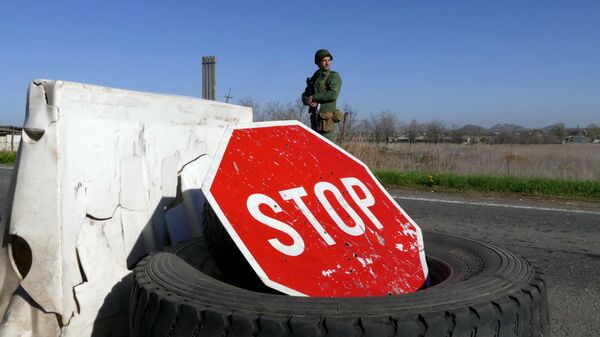 Военнослужащий на блок-посту в районе поселка Александровка в Донецкой области
