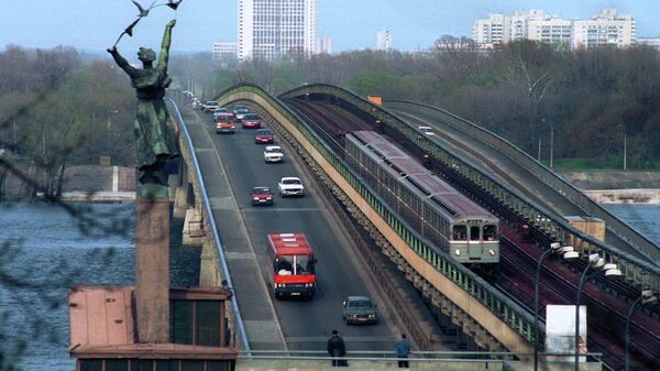 Метромост через Днепр в Киеве, Украинская ССР. Архивное фото